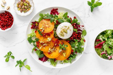 Hurmalı salata, burrata, nar ve şam fıstığı, sağlıklı yiyecekler, üst manzara.