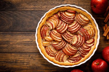 Elmalı pasta. Elmalı tart, tarçın ve ceviz. Üst görünüm