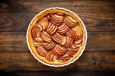 Elmalı pasta. Elmalı tart, tarçın ve ceviz. Üst görünüm