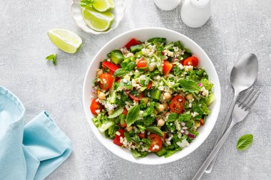 Tabbouleh salatası. Taze maydanozlu Tabouli salatası, soğan, domates, bulgur ve nohut. Sağlıklı vejetaryen yemekleri, Akdeniz diyeti. Üst görünüm