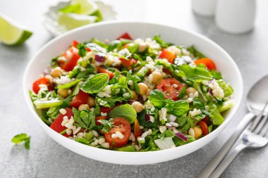 Tabbouleh salatası. Taze maydanozlu Tabouli salatası, soğan, domates, bulgur ve nohut. Sağlıklı vejetaryen yemekleri, Akdeniz diyeti