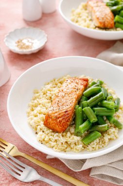 Bulgur ve yeşil fasulyeli somon filetosu. Sağlıklı yemek, diyet