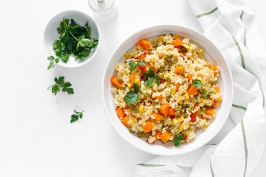 Sebzeli bulgur ve taze maydanoz.