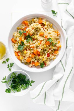 Sebzeli bulgur ve taze maydanoz.