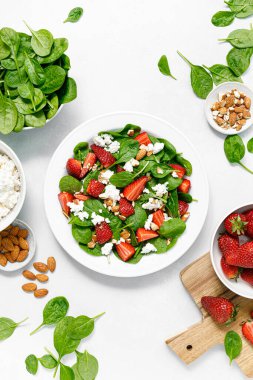 Çilekli ve ıspanaklı taze salata süzme peynirli ve bademli.