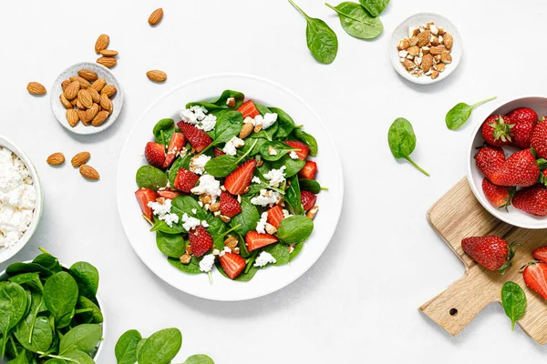 Frischer Erdbeer Spinat Salat Mit Quark Und Mandeln Von Oben — Stockfoto