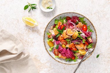 Izgara somon salatası, domates ve taze marul salatası, sağlıklı yemek, öğle yemeği, üst manzara.