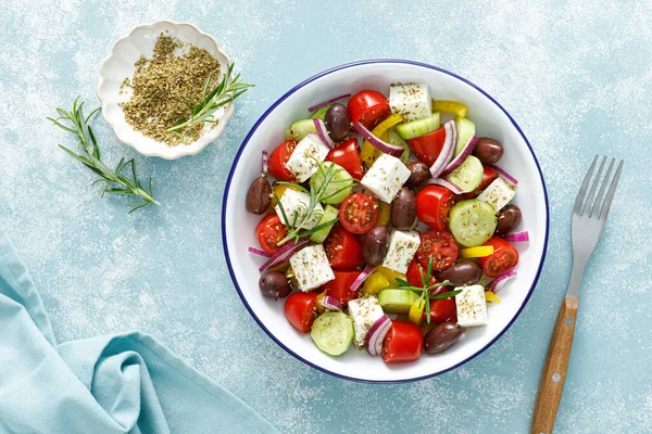 그리스 샐러드 도마도 올리브 올리브 곁들인 샐러드 위에서 — 스톡 사진