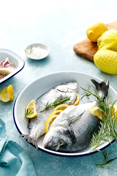 Pesce Dorado Crudo Fresco Che Cucina Con Limone Rosmarino Orata — Foto Stock