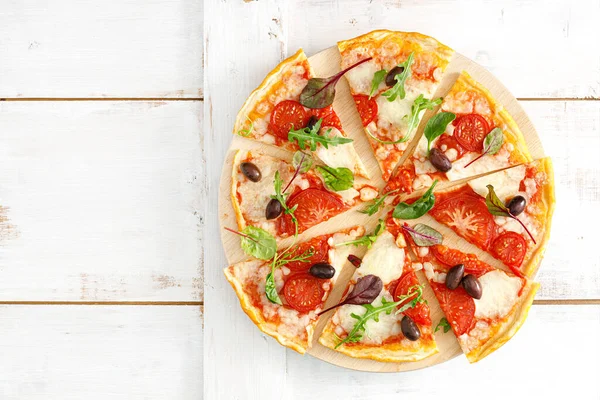 Pizza Pizza Margherita Con Mozzarella Tomate Aceitunas Verduras Frescas Vista —  Fotos de Stock