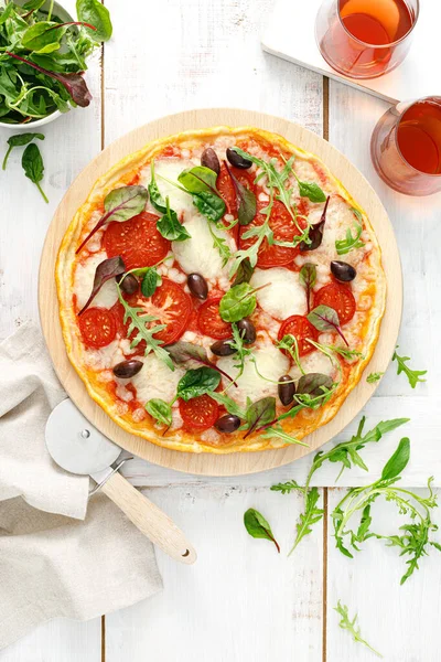 ピザだ モッツァレラ トマト オリーブ 新鮮な緑のマルゲリータピザ トップ表示 — ストック写真