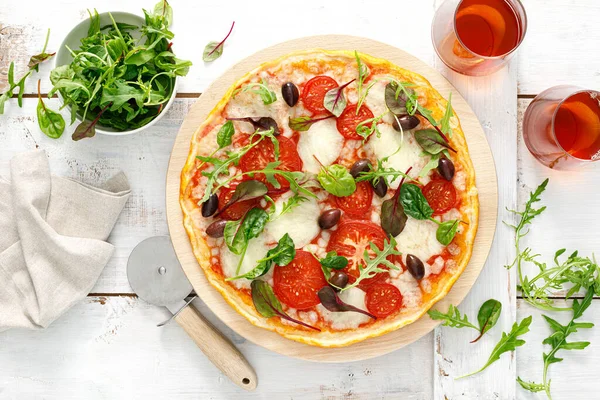 Pizza Pizza Margherita Con Mozzarella Tomate Aceitunas Verduras Frescas Vista —  Fotos de Stock
