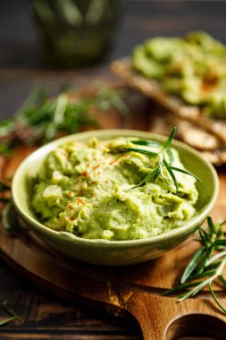 Avokado guacamole bir kasede