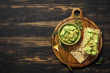 Avokado guacamole bir kasede