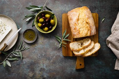 Ciabatta, peynir ve zeytin, üst manzara.