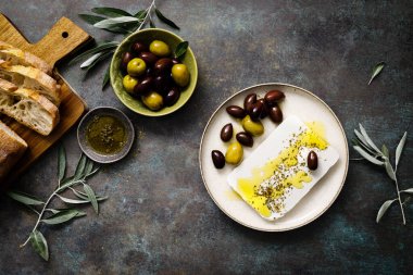 Feta peyniri, zeytin ve ciabatta, üst manzara.