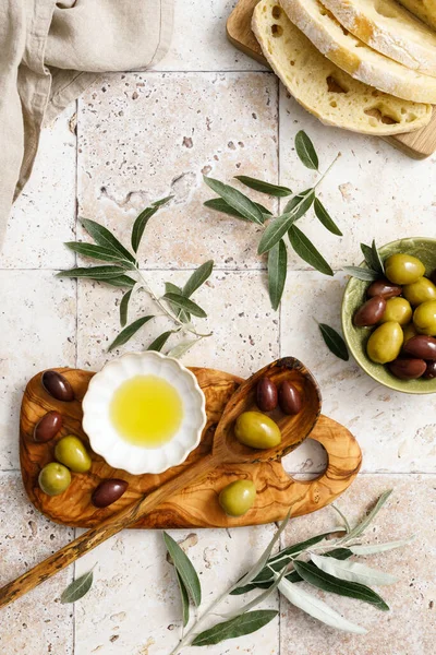 Оливки Оливкова Олія Чіабата Вид Зверху — стокове фото