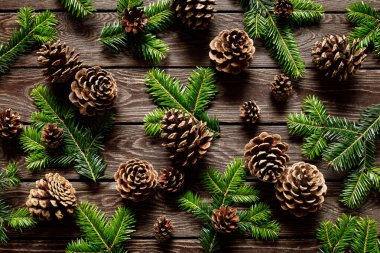 Noel, Noel ya da Noel arkaplan ağacı ahşap arka planda, bayram tebrik kartı, metin için fotokopi alanı olan bayram afişi, tepeden aşağı görünüm