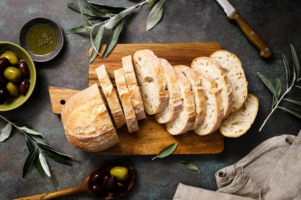 Ciabatta ekmeği dilimlenmiş, üst görünüm.