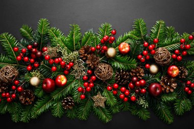 Noel, Noel, Noel ya da Yeni Yıl arkaplanı. Noel ağacı dalları üzerinde Noel bayramı süslemeleri ve tebrik kartı metni için fotokopi alanı var.