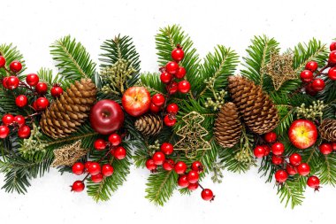 Noel, Noel, Noel ya da Yeni Yıl arkaplanı. Noel ağacı dalları üzerinde Noel bayramı süslemeleri ve tebrik kartı metni için fotokopi alanı var.