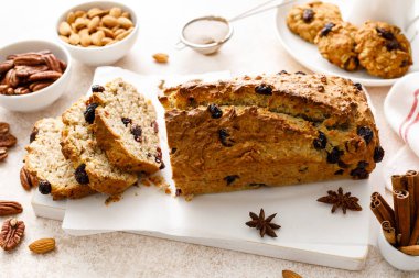 Yaban mersinli, bademli ve tahtadan dilimlenmiş fındıklı meyveli kek.