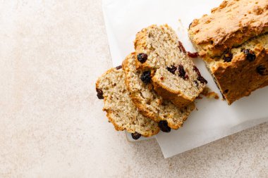 Yaban mersinli, bademli ve tahtadan dilimlenmiş fındıklı meyveli kek.