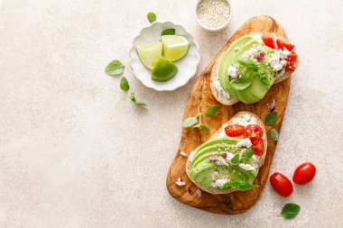Kahvaltı için peynirli tost, domates ve otlar.