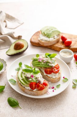 Kahvaltı için peynirli tost, domates ve otlar.