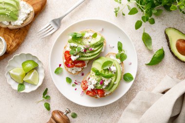 Kahvaltı için peynirli tost, domates ve otlar.
