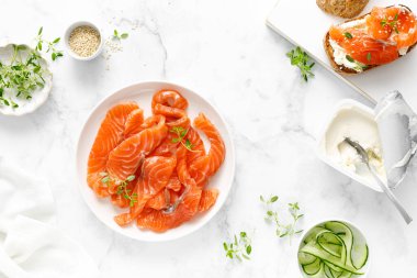 Beyaz arka planda dilimlenmiş tuzlu somon balığı.