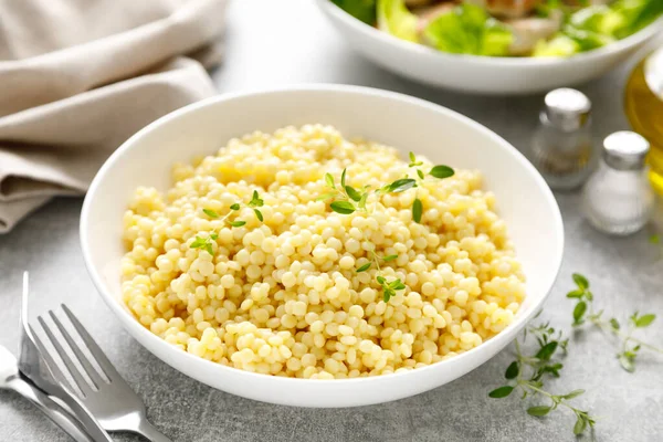 Tavuk köfteli kuskus, taze marul salatalı pirzola, tepeden aşağı görüş.