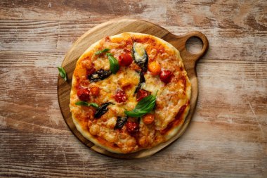 Tahta arka planda pizza margherita.
