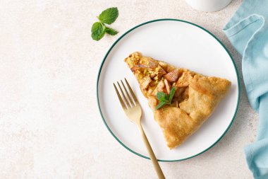 Tarçın ve limon aromalı elmalı turta dilimi.