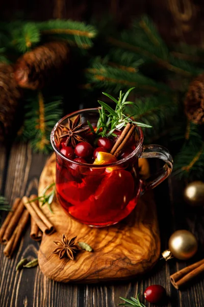 Χριστουγεννιάτικο Ζεστό Κρασί Cranberry Πορτοκάλι Κανέλα Γλυκάνισο Και Δενδρολίβανο Παραδοσιακό Εικόνα Αρχείου