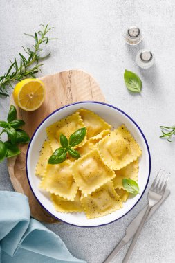 Peynirli Ravioli ve taze fesleğen.