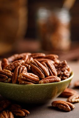 Kahverengi arka planda bir kasede fındık