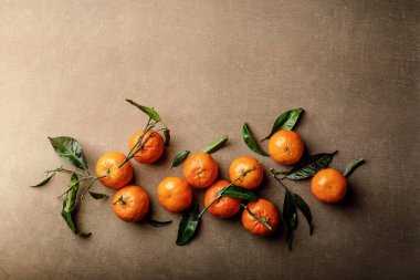 Mandalina portakalları, mandalinalar ya da yapraklı mandalinalar.