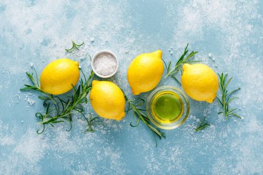 Limon, biberiye, sarımsak, tuz ve zeytinyağı. Akdeniz mutfağı için gerekli malzemeler. Üst görünüm