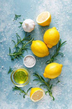 Limon, biberiye, sarımsak, tuz ve zeytinyağı. Akdeniz mutfağı için gerekli malzemeler. Üst görünüm