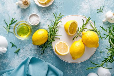 Limon, biberiye, sarımsak, tuz ve zeytinyağı. Akdeniz mutfağı için gerekli malzemeler. Üst görünüm