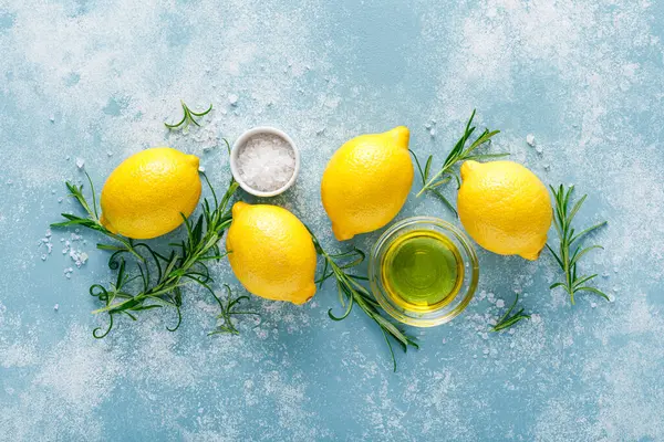 Limon, biberiye, sarımsak, tuz ve zeytinyağı. Akdeniz mutfağı için gerekli malzemeler. Üst görünüm