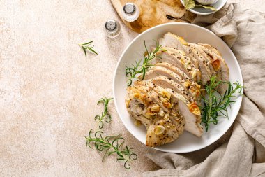 Hindi eti fileto sarımsak, biberiye ve baharatla pişirildi. Üst görünüm