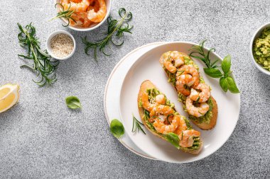 Baget ve susamlı karides ve avokado sandviçi. Üst görünüm