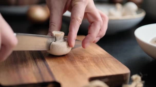 香菇香菇女人在厨房的木板上切生鲜蘑菇 录像4K — 图库视频影像