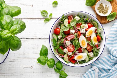 Yumurta ve roka taze sebze salatası, beyaz peynir, üst manzara.