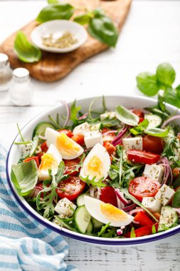 Yumurta ve roka taze sebze salatası ve peynir.