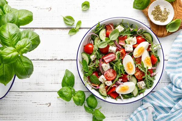 Yumurta ve roka taze sebze salatası, beyaz peynir, üst manzara.