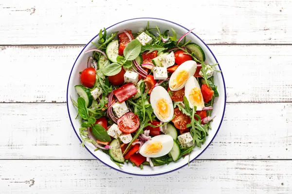 Yumurta ve roka taze sebze salatası, beyaz peynir, üst manzara.