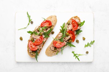 Ton balıklı tost roka, domates ve çavdar ekmeği.